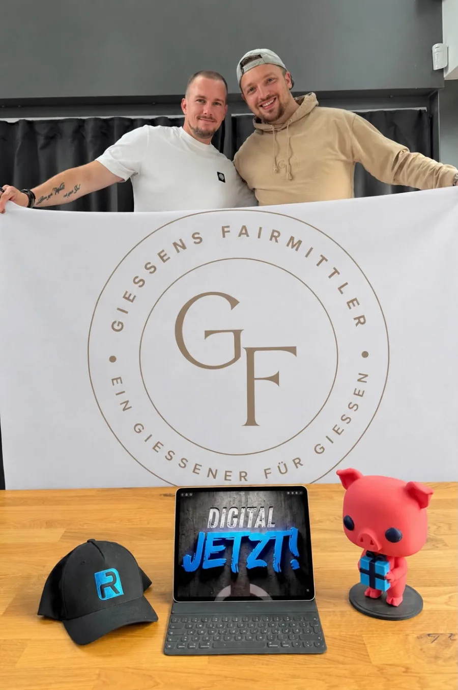 Rick von RHXT. Consulting und Leon Konrad mit der Flagge von Gießens Fairmittler