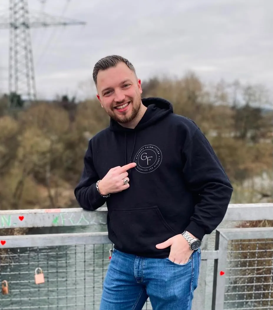 Leon Noel Konrad, Gründer von Gießens Fairmittler, im Hoodie mit dem GF-Siegel