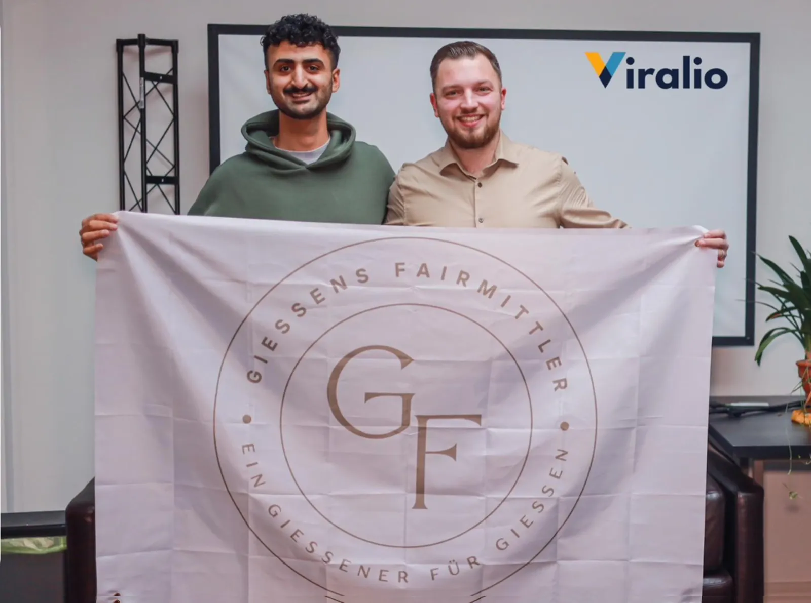Leon Konrad mit seinem @viralio-Partner und der Flagge von Gießens Fairmittler
